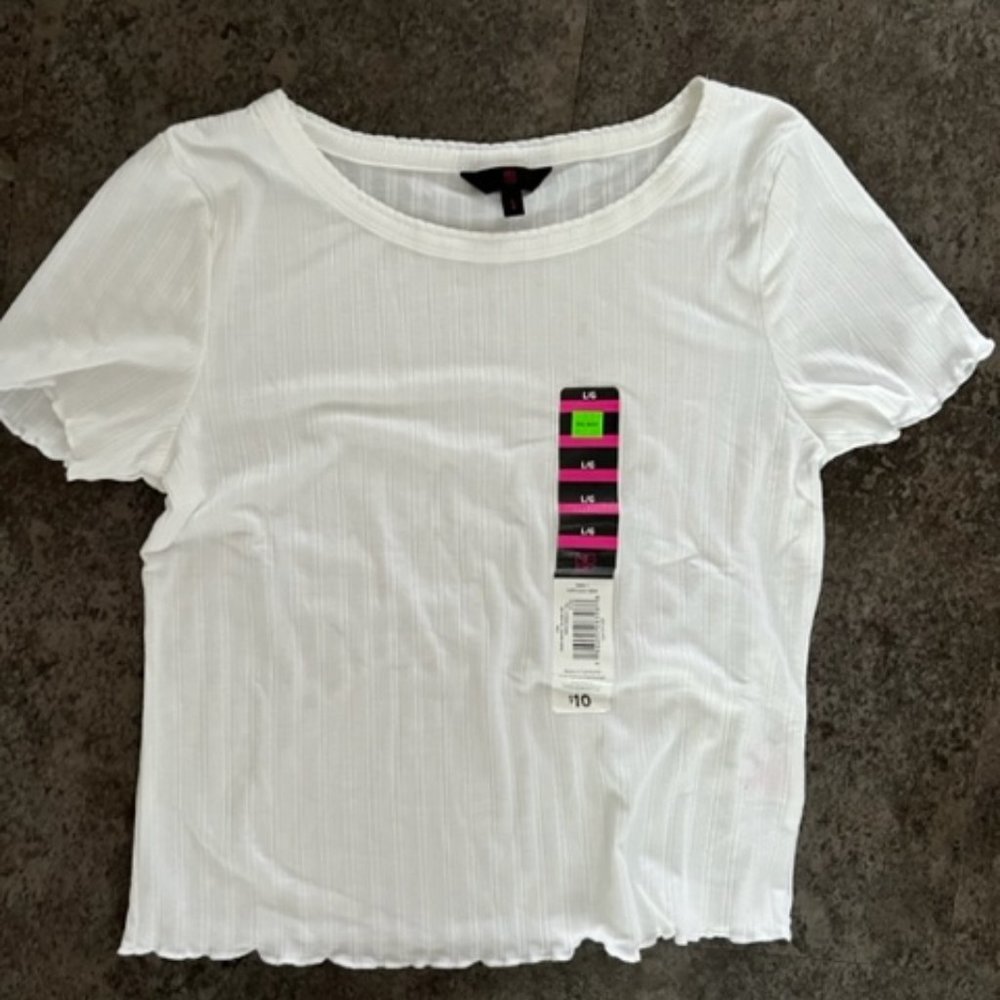 White stretchy tshirt top - Size Large but fits like a medium